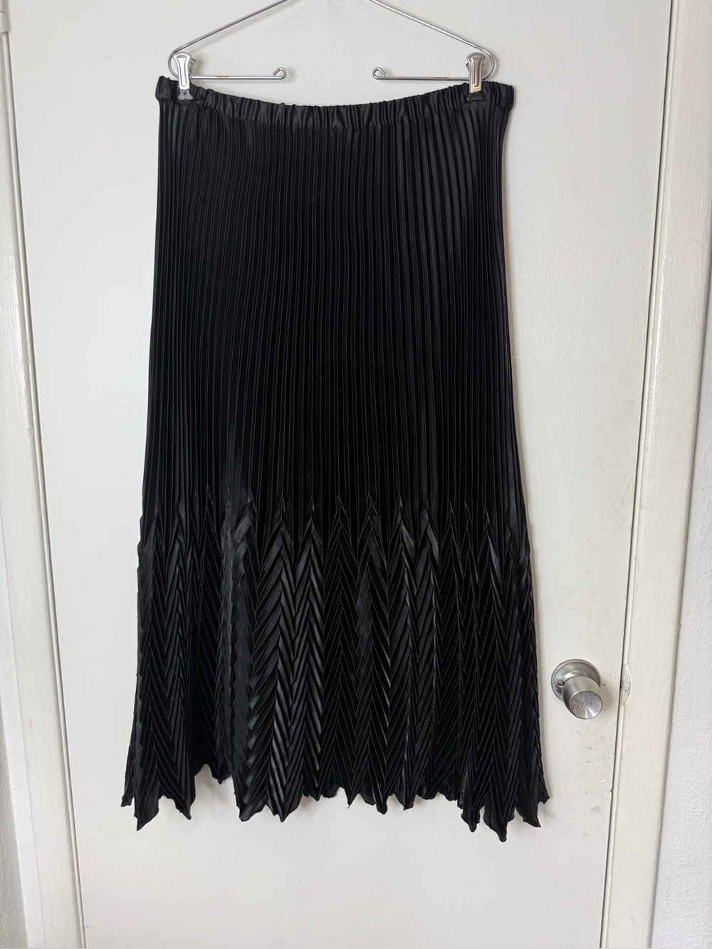 Cachet black chevron pleated midi/maxi skirt 1X